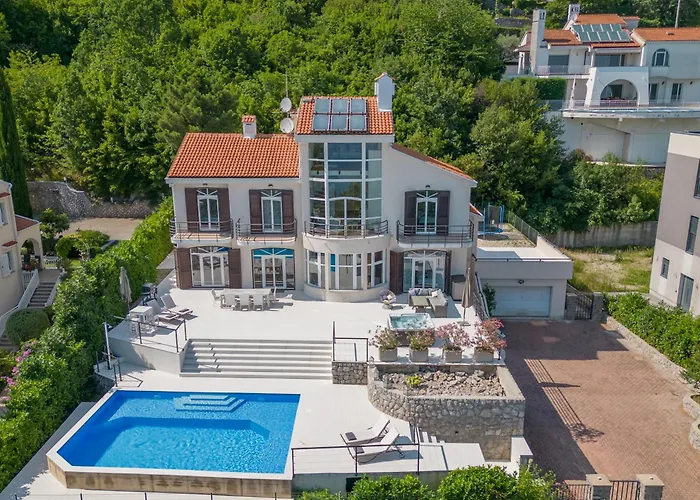Photo de Villa Piano With Stunning View, Heated Outdoor Pool & Gaming Room Opatija